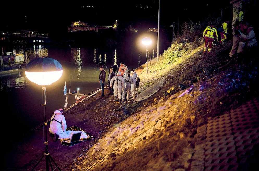 «Tatort» im Check: Was ist der Unterschied zwischen It-Girls und Influencern?. Sebastian Bootz (Felix Klare) und Thorsten Lannert (Richy Müller) stehen am Neckarufer. Im Wasser wurde ein Wagen mit einem toten Kind geborgen.