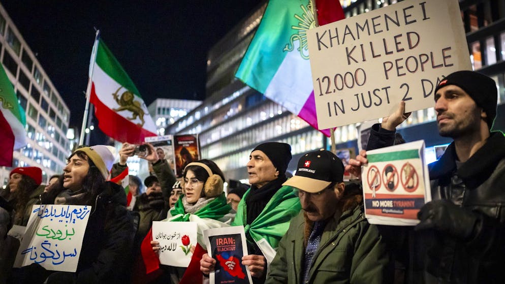 Menschen demonstrieren am 13. Januar 2026 in Zürich gegen das Regime in Teheran. 