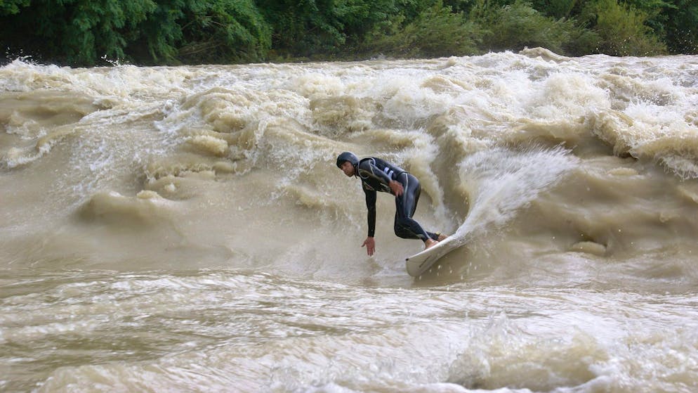 Ueli Kestenholz. Mais le snowboard n’était pas sa seule passion, comme ici en surf à Thoune en 2007.