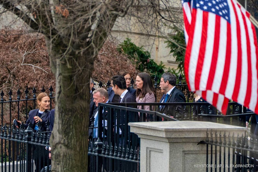 Der dänische Aussenminister Lars Løkke Rasmussen (zweiter von links), die grönländische Aussenministerin Vivian Motzfeldt (vierte von links) und ihre Delegationen verlassen das Old Eisenhower Executive Office Building auf dem Gelände des Weissen Hauses in Washington.