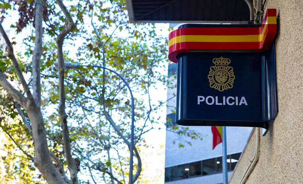 Tourist wants to board plane with dead woman - Gallery. The police see no evidence of foul play and are not investigating. (symbolic image)