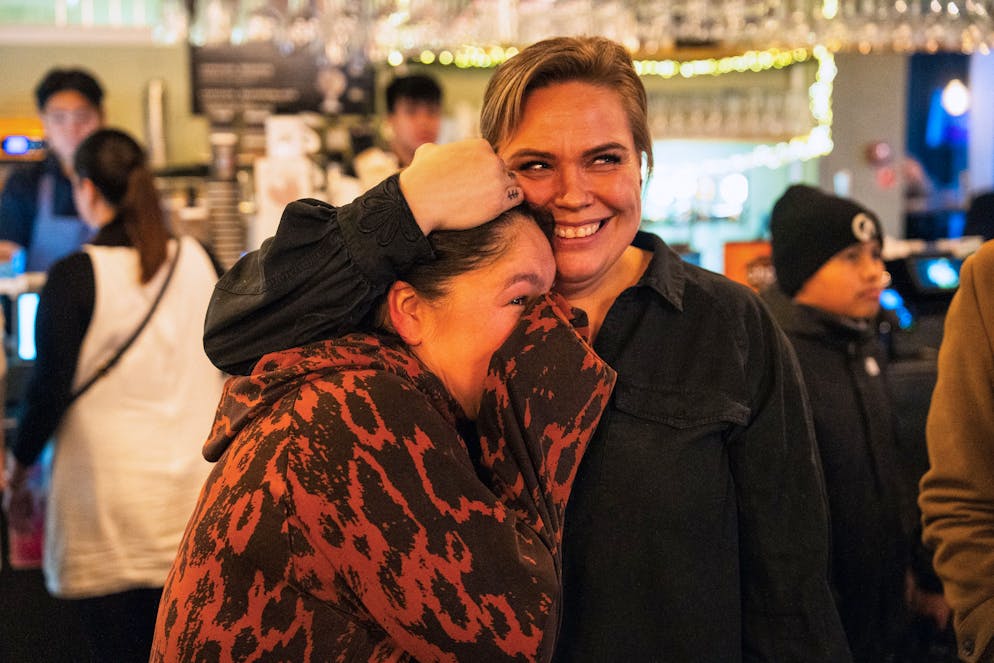 Menschen verfolgen in einem Restaurant in Nuuk die Pressekonferenz der grönländischen Aussenministerin Vivian Motzfeldt und des dänischen Aussenministers Lars Loekke Rasmussen im Fernsehen, nachdem in Washington ein Treffen über die Zukunft der Insel stattgefunden hat.
