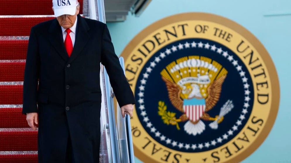 US-Präsident Donald Trump geht die Treppe der Air Force One bei seiner Ankunft auf der Joint Base Andrews, Maryland, hinunter. Foto: Luis M. Alvarez/AP/dpa