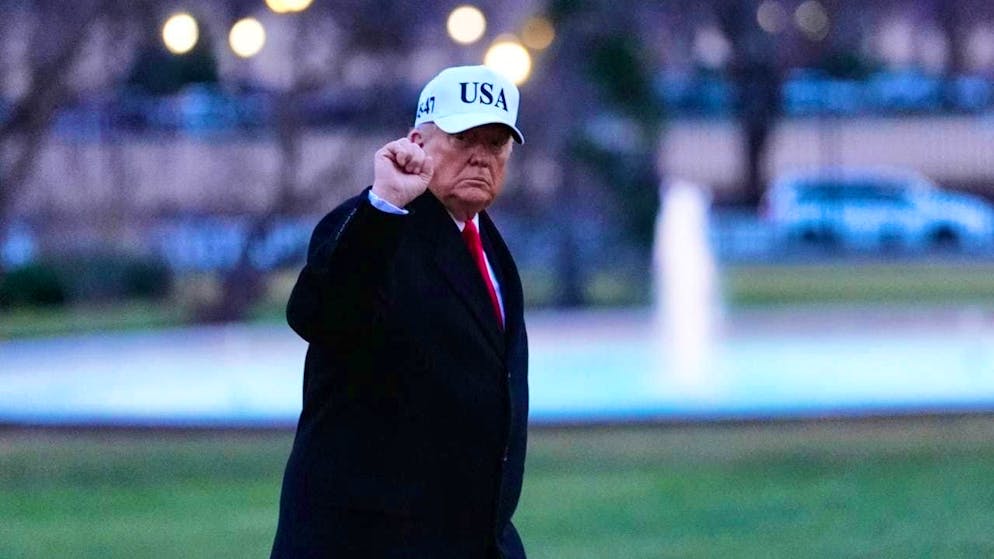 US President Donald Trump gestures as he dismounts from Marine One after his arrival on the South Lawn of the White House in Washington. Photo: Alex Brandon/AP/dpa