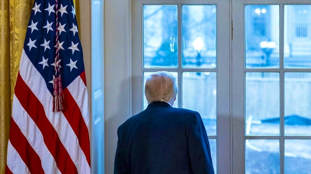 Donald Trump incontra i rappresentanti dell'industria petrolifera e del gas alla Casa Bianca il 9 gennaio. Tra un incontro e l'altro, si concede il tempo di guardare dalla finestra la sala da ballo in costruzione.