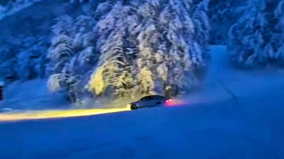 Ecco il video. Stupore e indignazione a Chamonix: un'auto sfreccia lungo una pista da sci