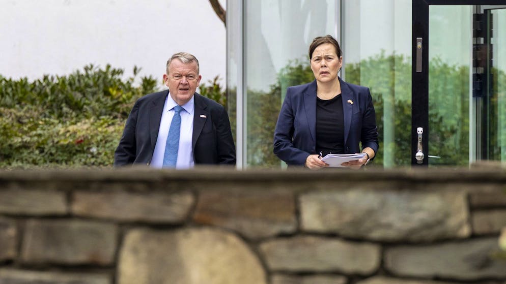 Il mistro degli esteri danese Lars Lokke Rasmussen (sinistra) e il ministro degli esteri della Groenlandia Vivian Motzfeldt a Washington