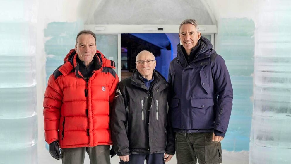 Dormakaba testet Schiebetür bei minus 20 Grad - Gallery. Die Besitzer des Eishotels in Alta, die Brüder Hans Ulrik und Tor Kjetil Wisløff, freuen sich über den Besuch von Dormakaba-CEO Till Reuter (v.l.n.r.). (Bild: Dormakaba)