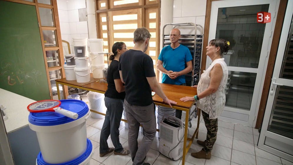 «Adieu Heimat» 3. Folge. Die Besitzer sind interessiert an den Anbau-Plänen von Brigitte und Stefan. 