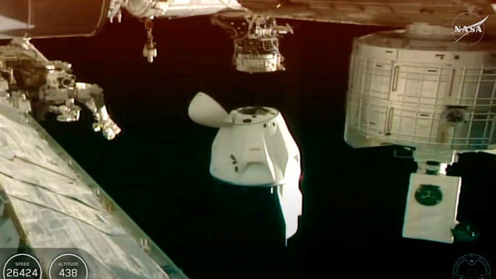 Im Bild ist zu sehen, wie der «Crew Dragon» des Raumfahrtunternehmens SpaceX von Tech-Milliardär Elon Musk von der ISS abdockt. 