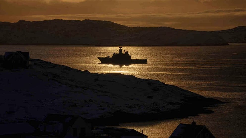 Le Danemark a annoncé renforcer sa présence militaire au Groenland. En photo, un vaisseau de la marine royale danoise au large de Nuuk.