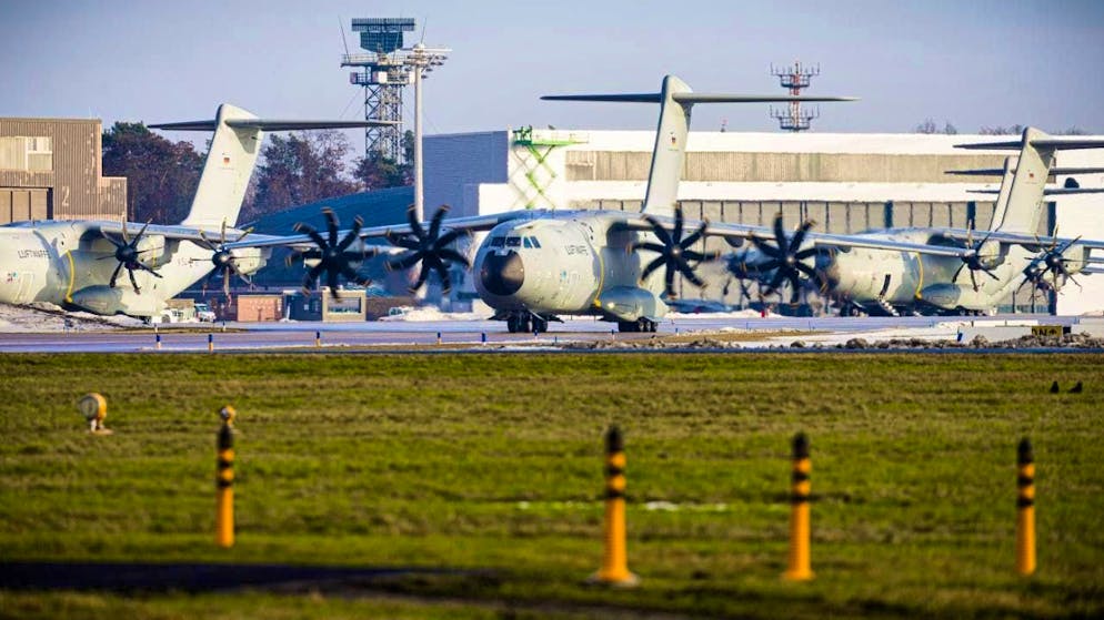 This morning, 13 Bundeswehr soldiers from the Hanover region set off for Greenland via Denmark. Photo: Moritz Frankenberg/dpa