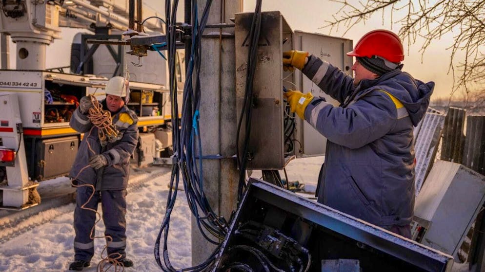 dpatopbilder - Electricians repair a power pole after a transformer was damaged by a power surge caused by Russian airstrikes on energy infrastructure in the Kiev region. Photo: Dan Bashakov/AP/dpa
