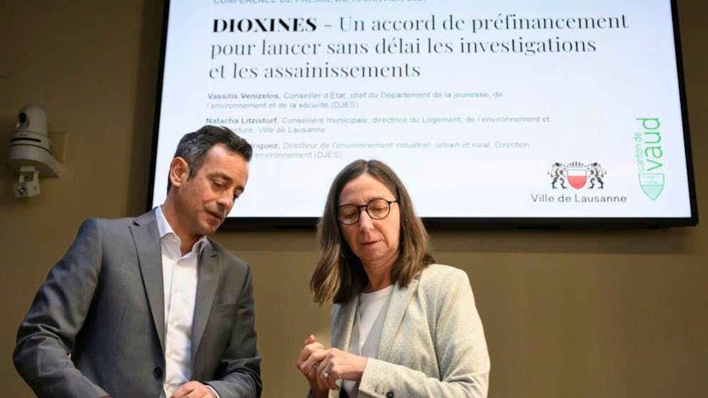 Vassilis Venizelos et Natacha Litzistorf ont présenté jeudi la première étape d'assainissement des sols pollués aux dioxines à Lausanne.