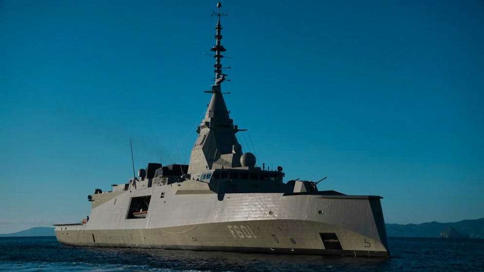 Kimon, die erste von vier modernen, in Frankreich gebauten Fregatten, die Teil von Griechenlands großem militärischen Modernisierungsprogramm sind, segelt bei ihrer Ankunft im Saronischen Golf in der Nähe von Athen. Foto: Thanassis Stavrakis/Pool AP/AP/dpa