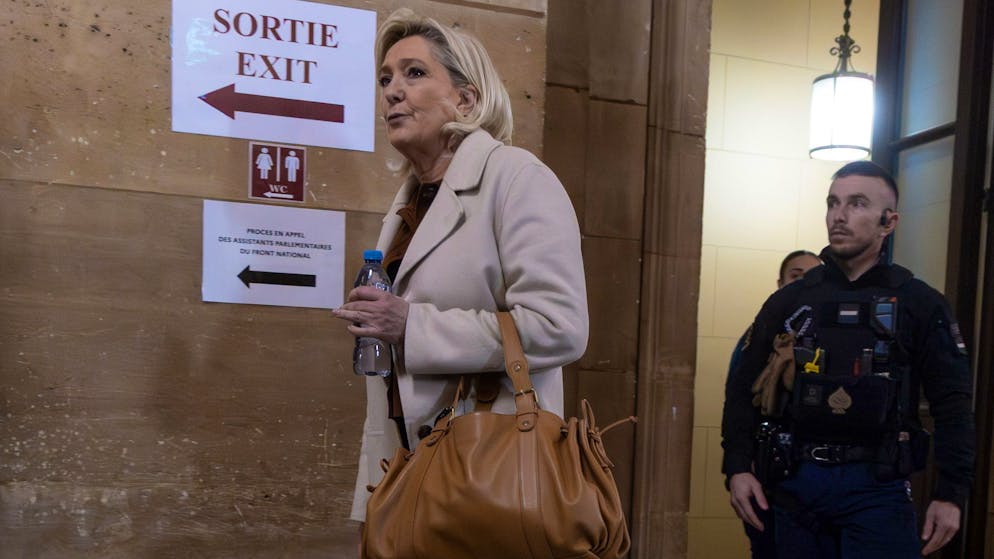 Marine Le Pen bei ihrer Ankunft im Gerichtsgebäude am Donnerstag. In Paris wird das Verfahren um mutmasslich veruntreute EU-Gelder neu aufgerollt.
