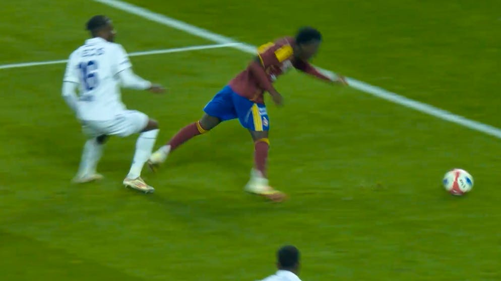 Embarrassing swan dive in the video. Here Servette youngster Miguel is sent off with a yellow card