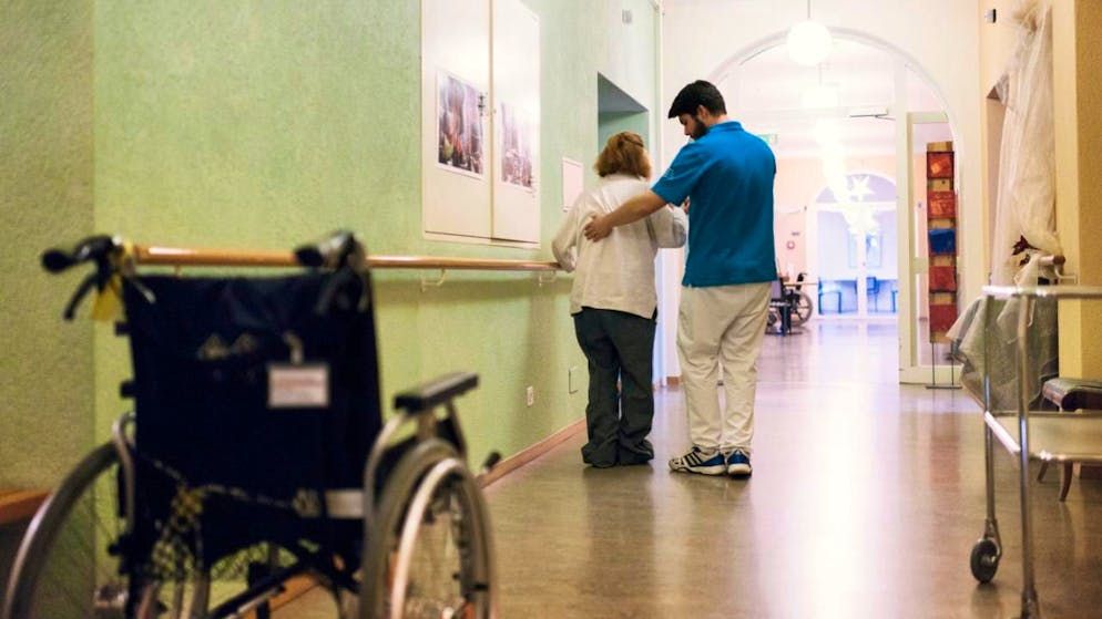 Un civilista aiuta un'anziana ospite di una casa di riposo.