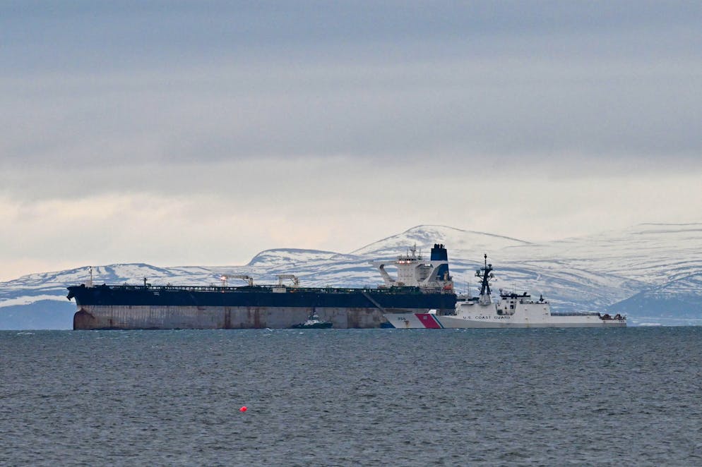 Un pétrolier rebaptisé Marinera, escorté par un navire des garde-côtes américains au large du nord de l’Écosse, le 14 janvier 2026, après sa saisie lors d’une opération américaine.