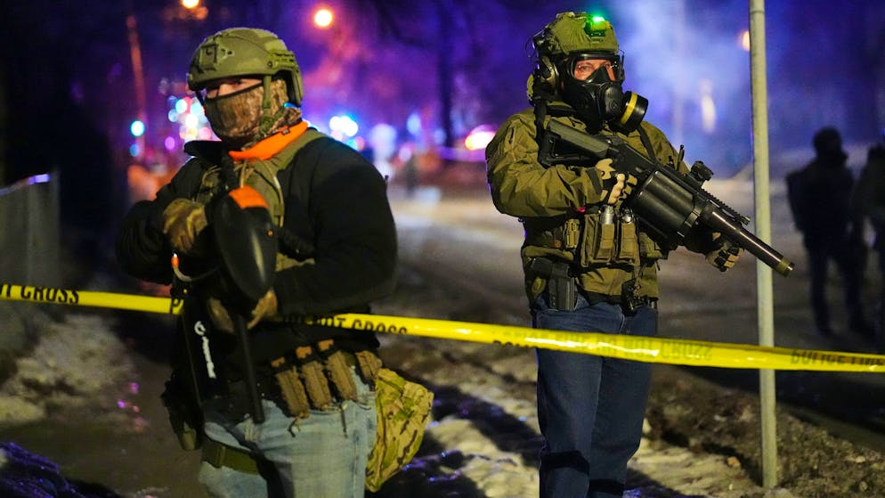 Polizeibeamte am Mittwochabend in der Strasse in Minneapolis, in der ein Bundesbeamter eine Person angeschossen hat.