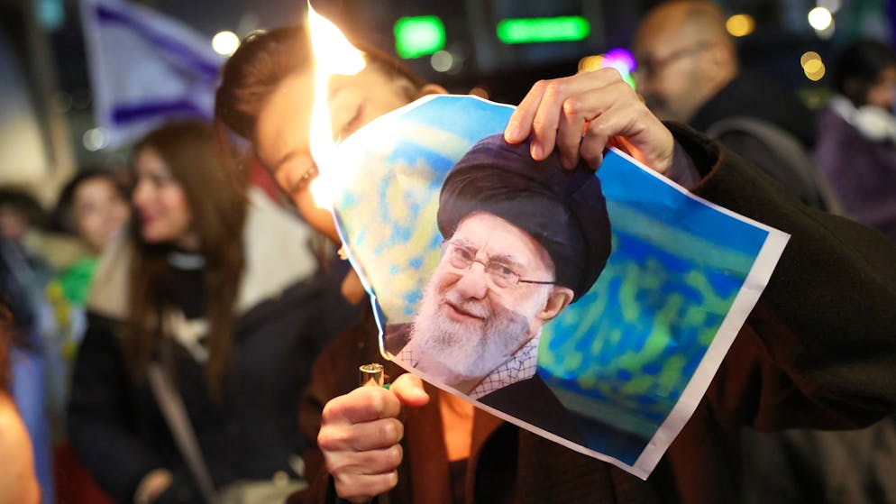 «Bande de vandales». Qui est Ali Khamenei, ce dirigeant impitoyable confronté à son plus grand défi ?