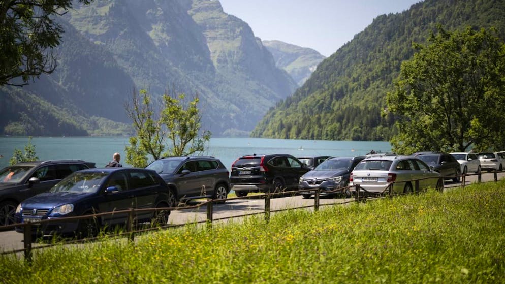 Canton Glarona. Per limitare l'arrivo di turisti al Lago di Klöntal si pensa ora a una tassa di parcheggio