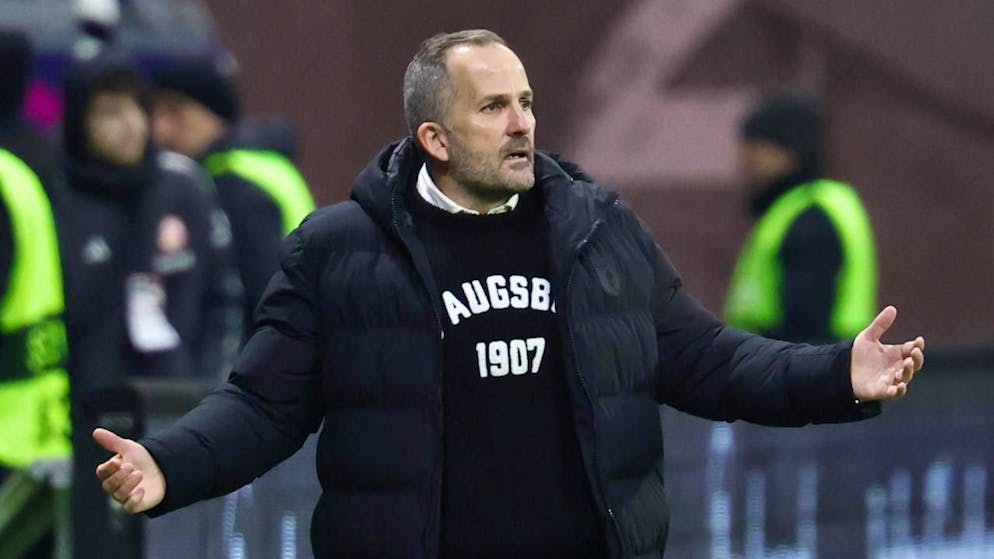 Manuel Baum, der Trainer von Augsburg, muss zusehen, wie Union gegen seine Mannschaft in der letzten Minute ausgleicht.