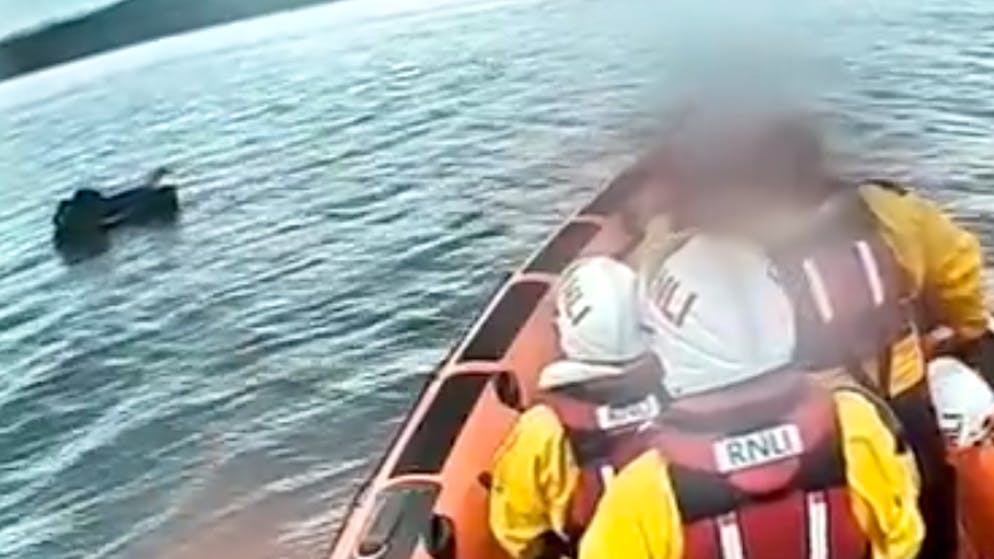 90 Minuten im Wasser. Mann treibt auf Luftmatratze aufs Meer – grosser Rettungseinsatz