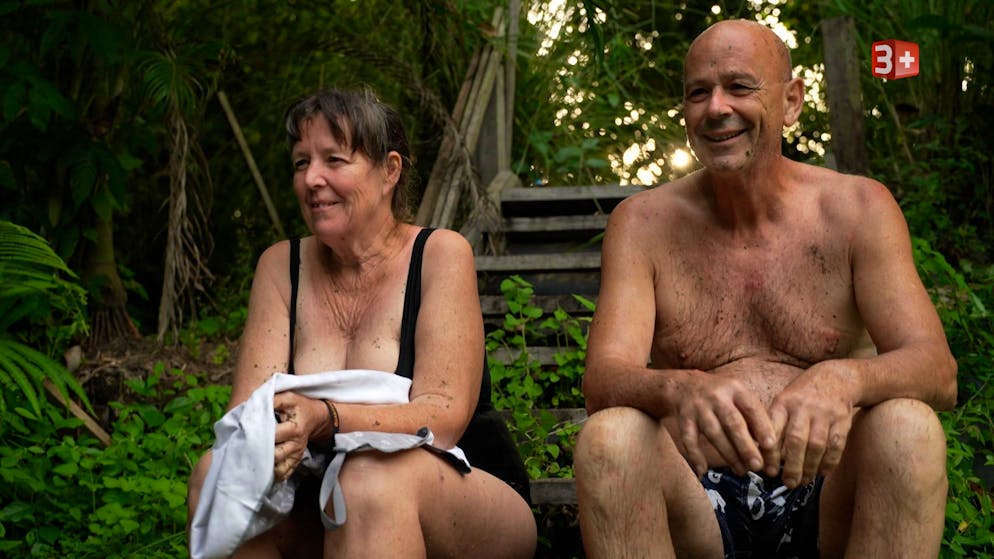 «Adieu Heimat» 3. Folge. Brigitte und Stefan haben in Suriname grosse Pläne. Sie träumen von einer eigenen Plantage. Beim Säubern und Schwimmen im Teich haben sie gefährliche Begegnungen – mit einem Kaiman und einer Anaconda. 