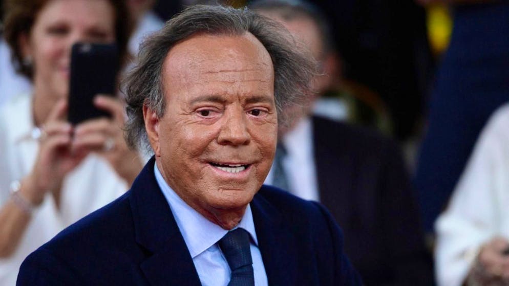 «C'est avec une profonde tristesse que je réponds aux accusations formulées par deux personnes qui ont auparavant travaillé chez moi», écrit le chanteur Julio Iglesias.