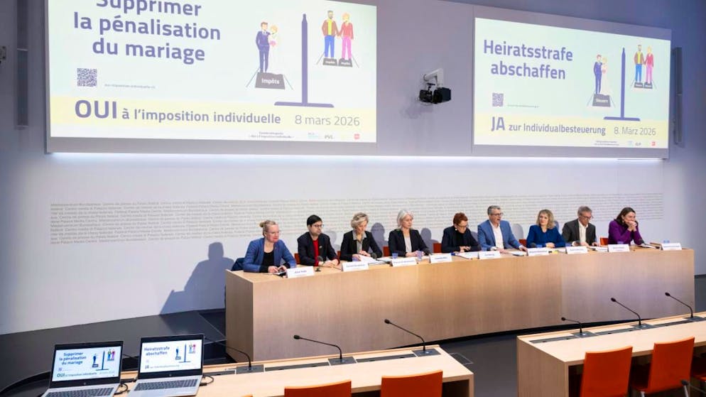 Ein grosses Komitee mit Vertreterinnen und Vertretern von SP, FDP, Grünen und GLP sowie des Arbeitgeberverbandes wirbt in Bern vor den Medien für ein Ja zur Individualbesteuerung am 8. März.