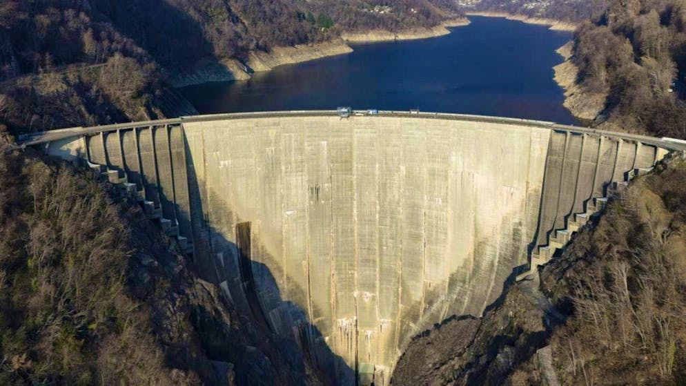 The James Bond jump still shapes the Verzasca Valley today - Gallery. The mighty dam wall in the Verzasca Valley in Ticino became world-famous thanks to the James Bond film "Goldeneye". (archive picture)