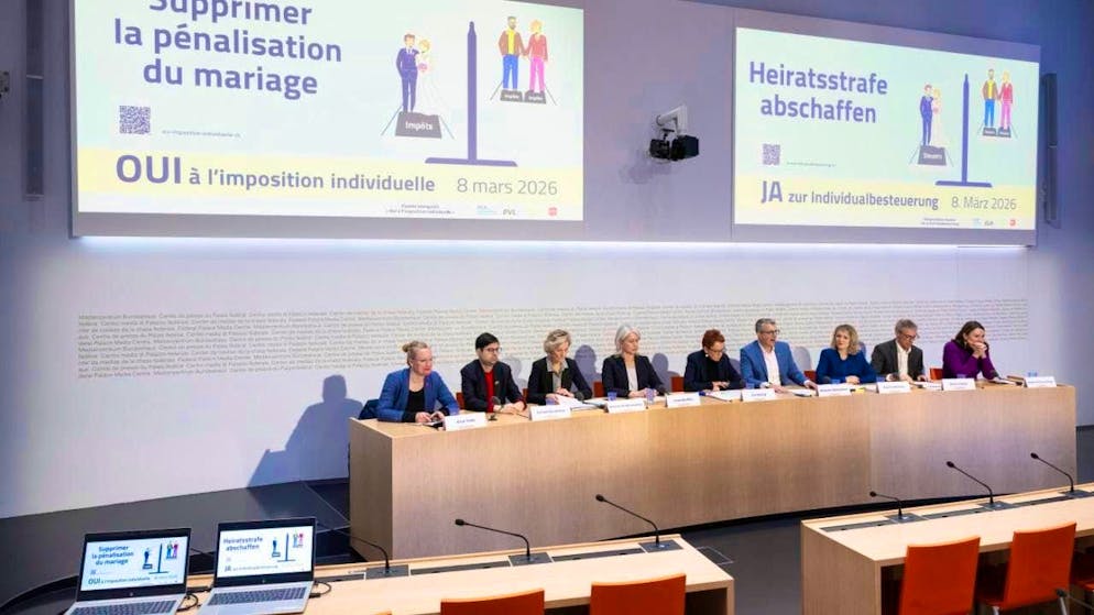 A large committee with representatives from the SP, FDP, Greens and GLP as well as the employers' association is campaigning in front of the media in Bern for a Yes to individual taxation on March 8.