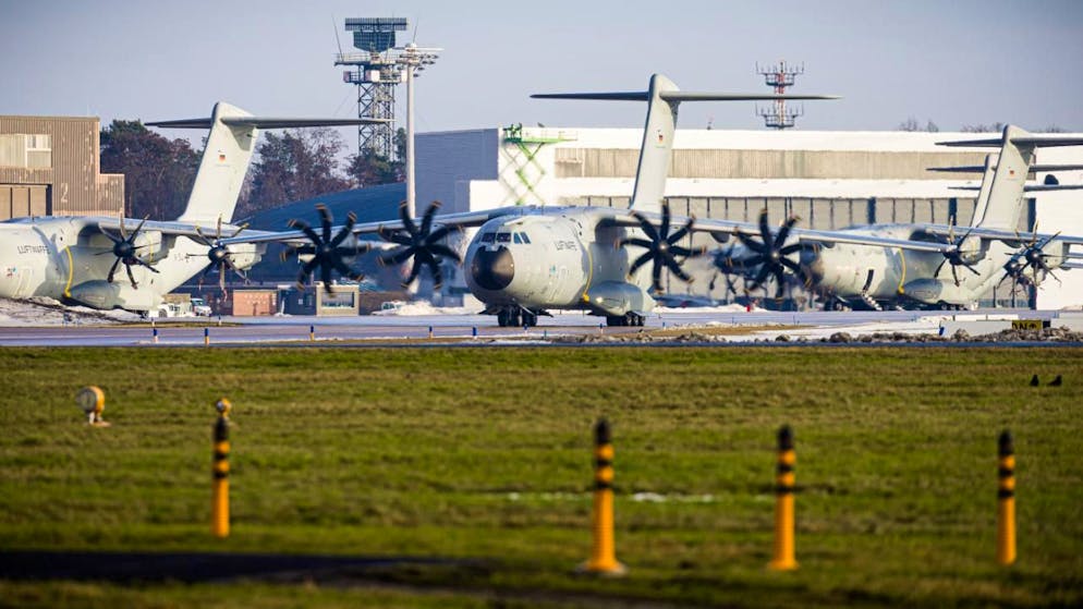 Aus der Region Hannover sind am Morgen 13 Bundeswehrsoldaten über Dänemark nach Grönland gestartet. Foto: Moritz Frankenberg/dpa