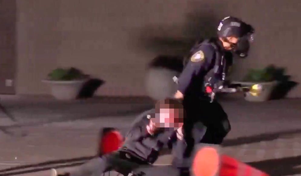 Der ICE-Agent schleift Kaden Rummler weg, nachdem er dem 21-Jährigen aus nächster Nähe ins Gesicht geschossen hat. Der Fall ist dokumentiert, doch weil die Videos nur schwer erträglich sind, werden sie hier nicht verlinkt.