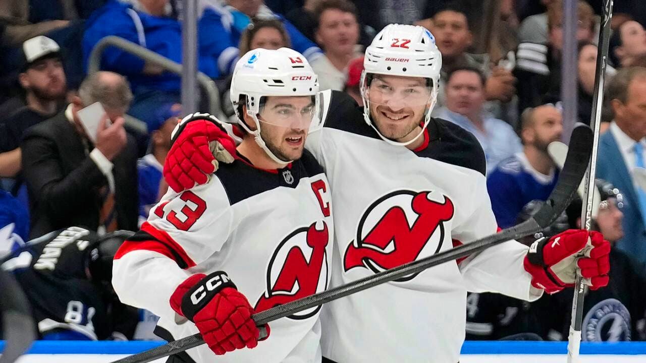 NHL. Hischier scores twice to lead the Devils to victory
