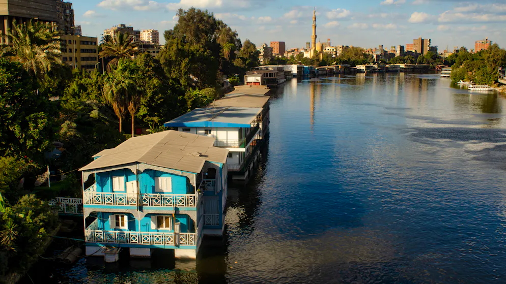 Hausboote liegen ruhig am Ufer der Nilinsel Zamalek. Das Quartier gilt als eines der kulturellen Zentren Kairos, mit Opernhaus, Theatern und einer lebendigen Kunstszene.