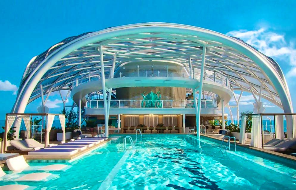 A special eye-catcher on the new cruise ship "Flow" is the half-shade roof on the top two decks.