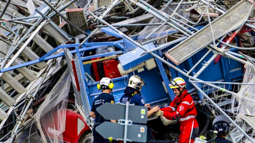 Rescue workers on July 12, 2024 after the collapse of the scaffolding in Prilly VD. (archive image)