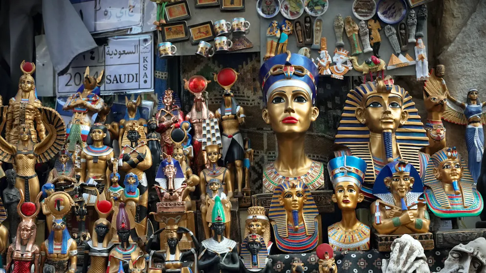 Pharaonen im Mini-Format: Statuetten und Büsten aus dem Souvenirregal des Khan el-Khalili. Wem’s gefällt – bitteschön. Wer echtes ägyptisches Handwerk sucht, wird entlang der Al-Muizz-li-Din-Allah-Strasse fündig.