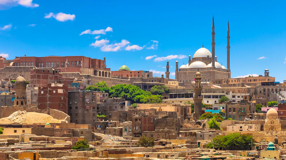 Blick über die Dächer des historischen Kairo: Über den dicht gebauten Häusern erhebt sich die Mohammad-Ali-Moschee auf der Zitadelle – eines der markantesten Wahrzeichen der ägyptischen Hauptstadt.