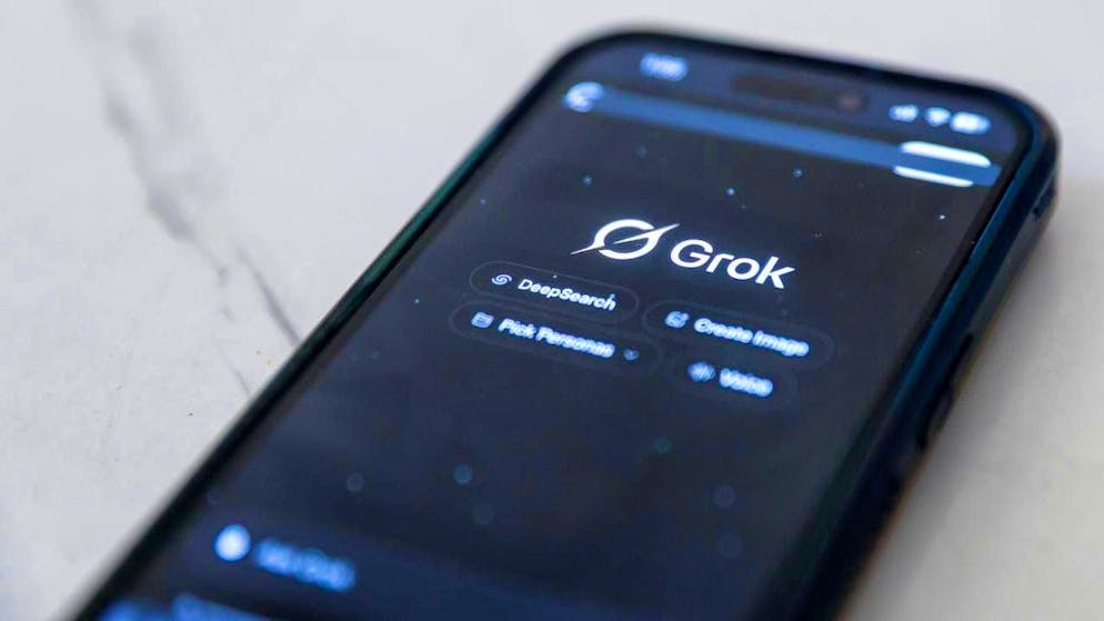 Elon Musk's AI Grok let users dress women in bikinis in photos on the online platform X. (archive image)