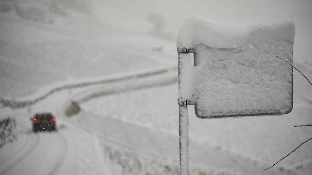 Up to 1 meter of fresh snow. Snow roller rolls over Switzerland - send us your winter pictures now