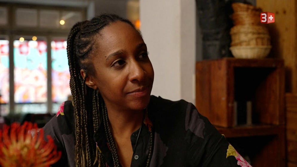 «Adieu Heimat» 3. Folge. Dafür holt er sich Tipps von der Berlin-Auswandererin Jennifer Mulinde, die Schauspielerin und Gastronomin ist. Nach einer ersten Probe wird Sandro klar: Er hat noch viel zu tun, bevor er wieder auf die Bühne geht. 