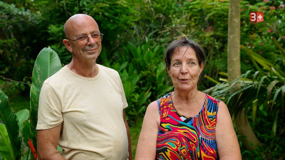 «Adieu Heimat» 3. Folge. Doch bevor der grosse Traum in Erfüllung gehen kann, gibt es auf Brigittes grosser Farm. Noch viel zu tun. Gemeinsam packen sie alles an. Sie haben sich über die TV-Sendung «Bauer, ledig, sucht» kennengelernt. Gefunkt hat es nicht, aber eine tiefe Freundschaft entstand.