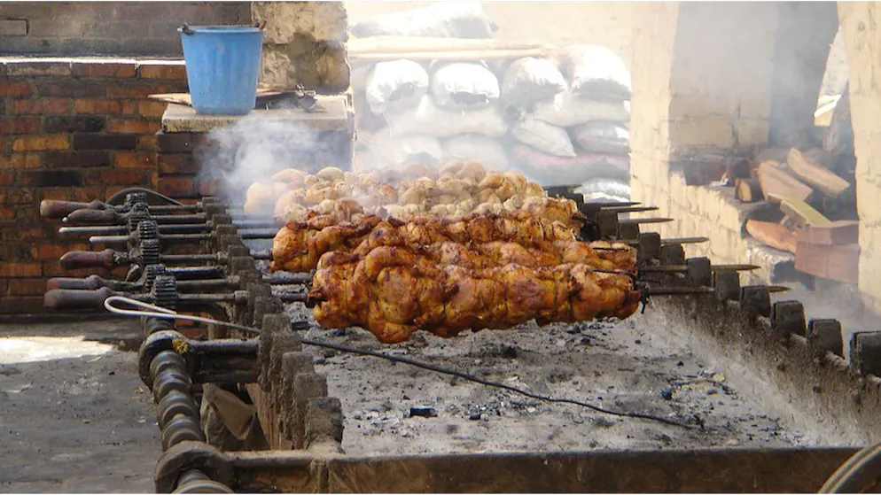 Die ersten Poulets ziehen langsam ihre Kreise. Im Garten des «Andrea» in New Giza sitzt man erhöht über der Stadt mit weitem Fernblick, weit weg vom Trubel der Metropole.