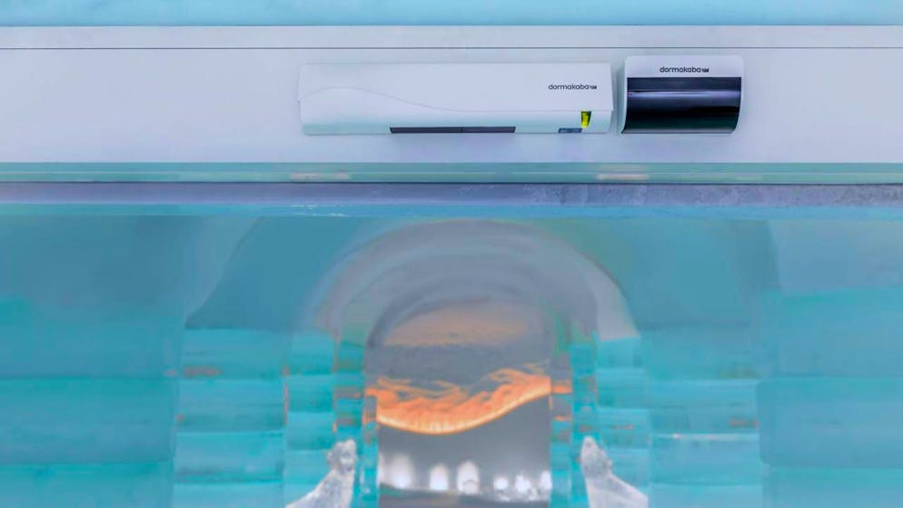 Dormakaba testet Schiebetür bei minus 20 Grad - Gallery. Der Sensor von Dormakaba kann erkennen, ob Menschen tatsächlich durch die Tür gehen wollen oder nur davor stehen. (Bild: Dormakaba)