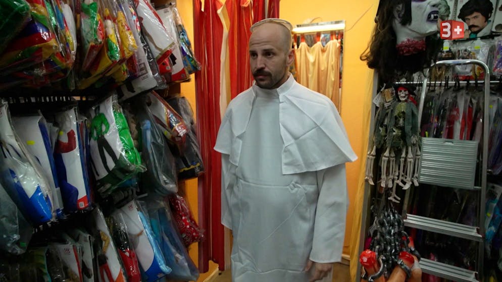 «Adieu Heimat» 3. Folge. Der Bündner Sandro will in Berlin als Stand-up-Comedian mit dem Namen Technopapst durchstarten. 