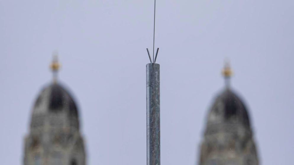 Ein Pfosten mit einem Nylonfaden markiert den Eruv. In dieser Zone können Jüdinnen und Juden am Sabbat eigentlich unerlaubte Dinge tun, wie Sachen tragen oder Kinderwagen schieben.