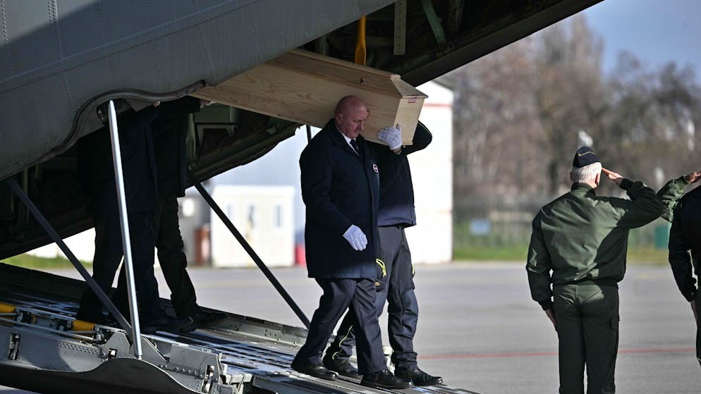 Ein Opfer der Brandkatastrophe in Crans-Montana kommt in Mailand an. (5. Januar 2026)